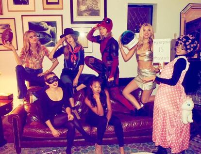 Taylor Swift ha vuelto a reunir a sus amigas para una celebración, y como la ocasión requería todas han ido disfrazadas. La cantante se vistió como el personaje de cómic Deadpool, que en el cine interpreta Ryan Reynolds, marido de su amiga Blake Lively. A su fiesta de Halloween no faltó una de sus más cercanas amigas, Gigi Hadid, una de las 'tops' del momento, que se disfrazó de 'girl scout'.