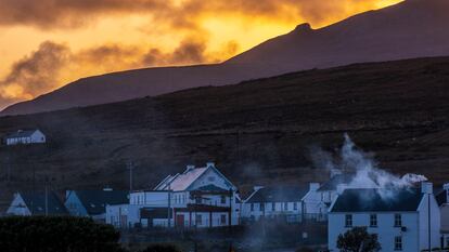 Varias casas con las montañas al fondo en Keel, en la Isla Achill (Irlanda) en abril de 2022.