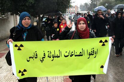 Un par de mujeres sostienen una pancarta que reza: "Aturad las industrias contaminantes de Gabes"