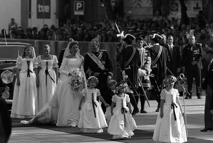 Boda de la infanta Cristina de Borbón y Grecia e Iñaki Urdangarin, en la catedral de Barcelona el 4 de octubre de 1997. En la foto, la infanta, a su entrada en la catedral acompañada de su padre y padrino, el rey Juan Carlos I, de los niños que hacen de pajes y de las damas de honor.