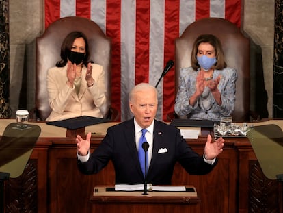 La vicepresidenta de EE UU, Kamala Harris; Joe Biden, mandatario del país y Nancy Pelosi, presidenta de la Cámara de Representantes en EE UU, en abril de 2021,