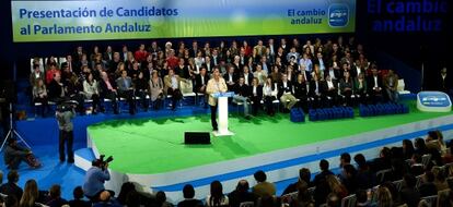 Javier Arenas y los candidatos del PP, en un acto el pasado 25 de febrero.