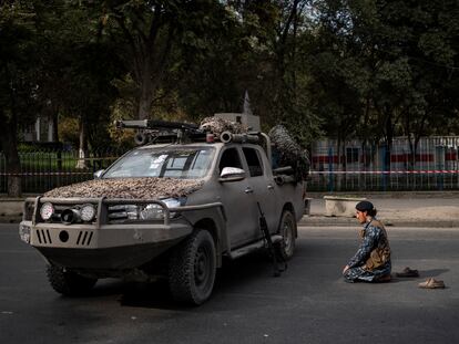 Un combatiente talibán reza ante un vehículo militar, este viernes en Kabul.