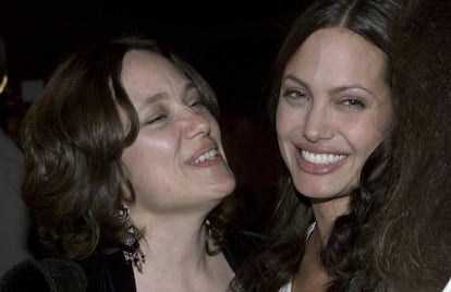 Marcheline Bertrand junto a su hija Angelina, en julio de 2001.