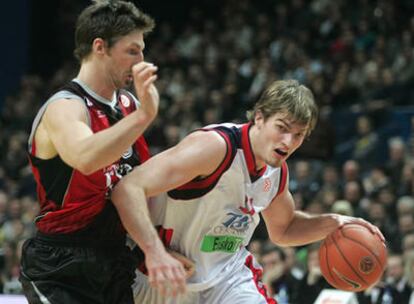 Splitter disputa un balón frente a Jackson Vroman