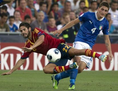 Isco es derribado en una jugada de la final del europeo