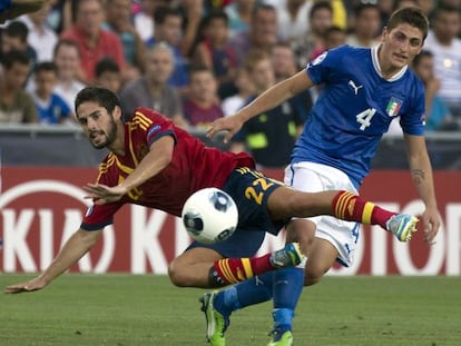 Isco es derribado en una jugada de la final del europeo