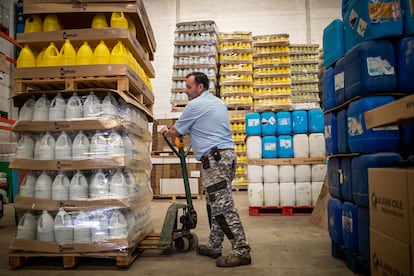 José Manuel, trabajador de Lejias Cile, en la fábrica de la marca en Albolote, Granada.