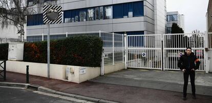 Una guardia de seguridad privada, este lunes frente a la sede del Frente Nacional en Nanterre.