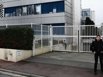 Una guardia de seguridad privada, este lunes frente a la sede del Frente Nacional en Nanterre.