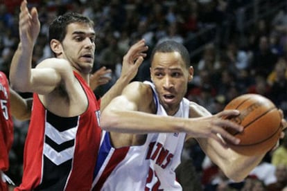 Calderón intenta bloquear a Tayshaun Prince.