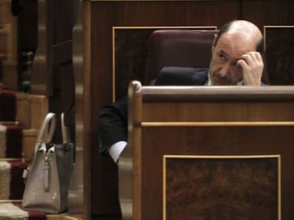 El secretario general del PSOE, Alfredo P&eacute;rez Rubalcaba, en su esca&ntilde;o  durante el pleno del Congreso el pasado mi&eacute;rcoles. 