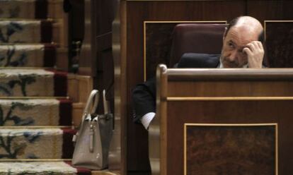 El secretario general del PSOE, Alfredo Pérez Rubalcaba, en su escaño durante el pleno del Congreso el pasado miércoles.
