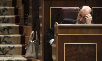 El secretario general del PSOE, Alfredo P&eacute;rez Rubalcaba, en su esca&ntilde;o  durante el pleno del Congreso el pasado mi&eacute;rcoles. 