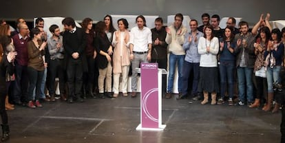 Clausura de la  Asamblea Ciudadana de Podemos, con Pablo Iglesias, con camisa blanca, en el centro.