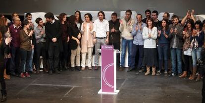 Clausura de la  Asamblea Ciudadana de Podemos, con Pablo Iglesias, con camisa blanca, en el centro.