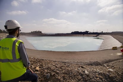 Como parte del proyecto de ampliación, se ha construido un sistema integral de gestión de aguas. Se trata de un sistema flexible y versátil que permite obtener distintas calidades de agua con una capacidad máxima de 400 metros cúbicos por hora. En la imagen, una de las tres balsas de agua de regulación.