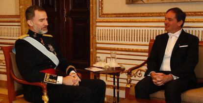 El Rey Felipe VI con el embajador belga, Marc Calcoen, en 2017.