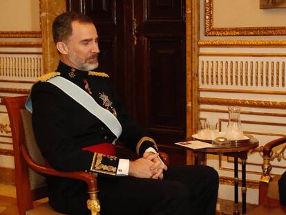El Rey Felipe VI con el embajador belga, Marc Calcoen, en 2017. 