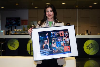 Muguruza posa con el cuadro entregado por la WTA, este sábado en la Caja Mágica de Madrid.