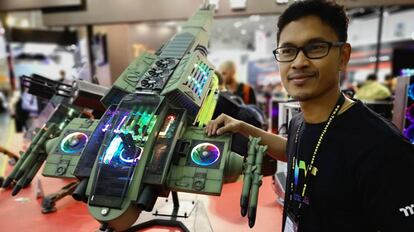 Suchao Prowphong, junto a su ordenador en Computex.