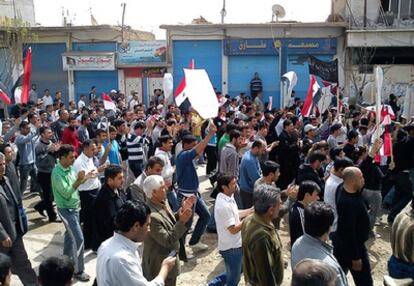 Manifestantes antigubernamentales marchan en Qamishli, al noreste de Siria (AFP está utilizando fuentes alternativas ya que no ha sito autorizada para cubrir el evento. No se responsabiliza por alteraciones digitales, fecha o localizáción de las imágenes que no pueden ser verificadas de forma independiente).