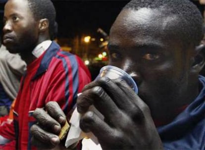 En la imagen, inmigrantes llegados al puerto de Los Cristianos este martes.