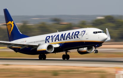 Un avión de Ryanair, despegando de Palma de Mallorca.