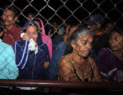 Los familiares de presos en la cárcel de Comayagua esperan noticias a las puertas del penal.