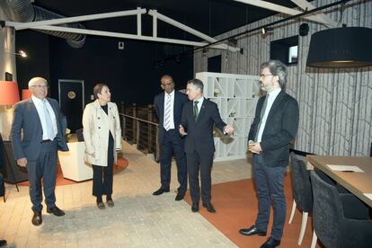 Jean René Etchegaray, Uxue Barkos y Iñigo Urkullu, antes de reunirse este miércoles con el coordinador de los verificadores, Ram Manikkalingam.