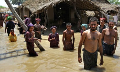 Víctimas de las inundaciones esperan ser evacuadas en Sangi Patan, localidad cercana al río Indus, en la provincia de la Frontera del Noroeste.