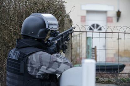 Un agente del GIPN cubre a sus compañeros durante el registro de una vivienda en un barrio en Corcy, al noreste de París.