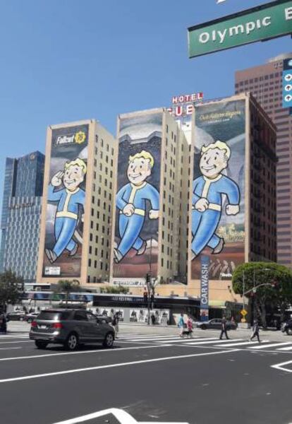 Tres edificios en las inmediaciones del Convention Center decorados con el Pip-Boy, icono de la saga 'Fallout'.