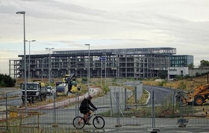 La construcción del centro acuático es hoy un esqueleto de hormigón junto a La Peineta.