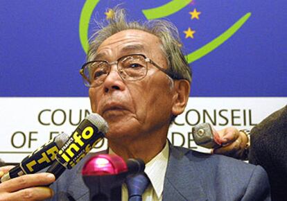 Sakae Menda habla con la prensa en Estrasburgo durante un congreso sobre la pena de muerte celebrado en junio de 2001.