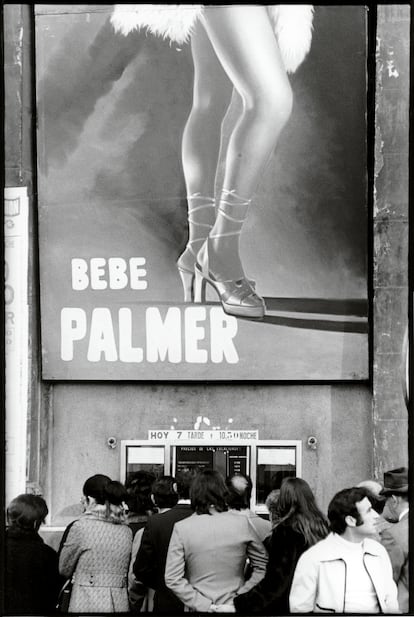 Madrid, 1975. Los enormes carteles en las fachadas de teatros, como el de esta imagen, y cines atraían la mirada de Campano.