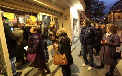 Cola de espectadores ayer, en un cine de Madrid.