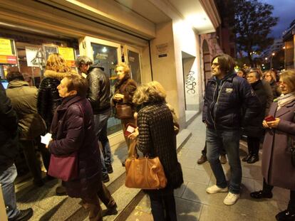 Cola de espectadores ayer, en un cine de Madrid.