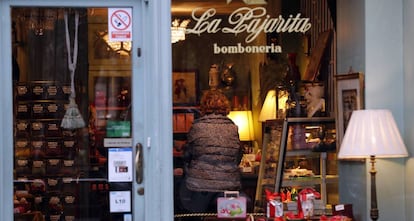 Exterior de La Pajarita, la bombonería centenaria de la calle de Villanueva, 14.