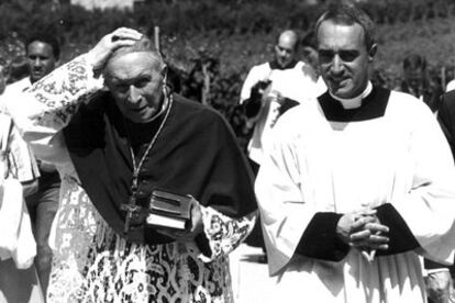 El obispo Marcel Lefebvre (izquierda), en Ecône (Suiza), en 1988.