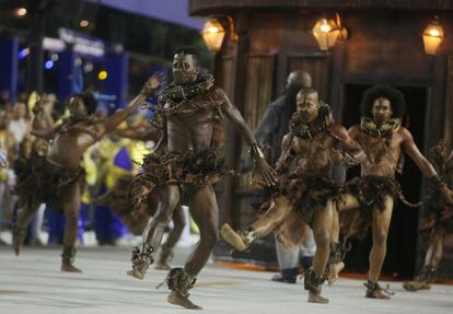 Desfile de la escuela Paraiso do Tuiuti en el sambódromo de Río de Janeiro (Brasil), el 12 de febrero de 2018.