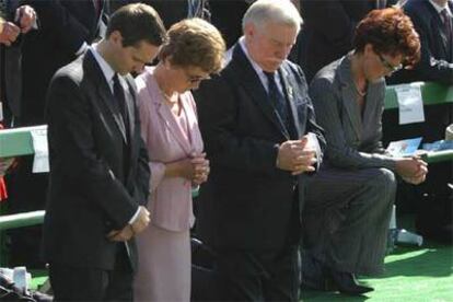 Lech Walesa (en el centro) reza ayer durante la celebración del 25º aniversario, en Gdansk, de Solidaridad.