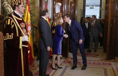 El presidente del Senado, Pío García Escudero (i), y la presidenta de la Cámara Baja, Ana Pasto (c), saludan al líder de Ciudadanos, Albert Rivera (d).