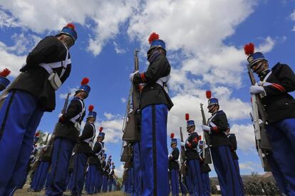 Un grupo de cadetes de la Escuela Militar forman en la ceremonia de ascenso de oficiales de las Fuerzas Armadas de Honduras, en la Aldea Mateo, al sur de Tegucigalpa (Honduras).