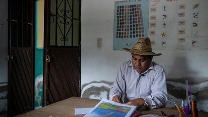 Un profesor de educación primaria en Ocosingo (Estado de Chiapas) prepara materiales para sus alumnos, en 2020.