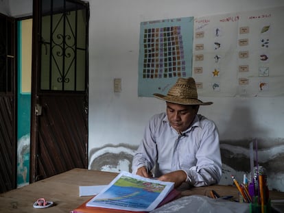 Un profesor de educación primaria en Ocosingo (Estado de Chiapas) prepara materiales para sus alumnos, en 2020.