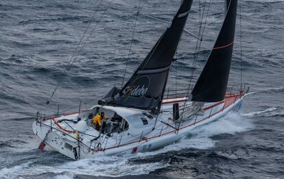 El patrón español durante una travesía a bordo del One Plane One Ocean.