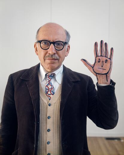 Saul Steinberg, fotografiado por Evelyn Hofer en 1978.