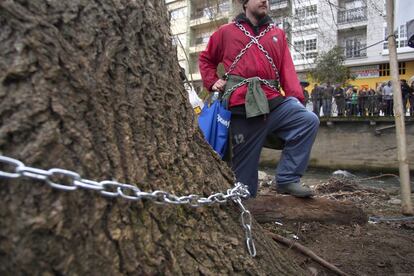 Vecinos de Sarria se encadenaron a los árboles para evitar que las obras acabaran con ellos