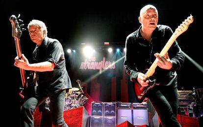 Jean-Jacques Burnel (a la izquierda) y Baz Warne, de The Stranglers, en un concierto en Manchester el pasado 1 de abril.